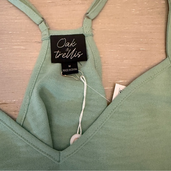 Green Sleeveless Camisole Flowy Tank Top - Picture 2 of 7